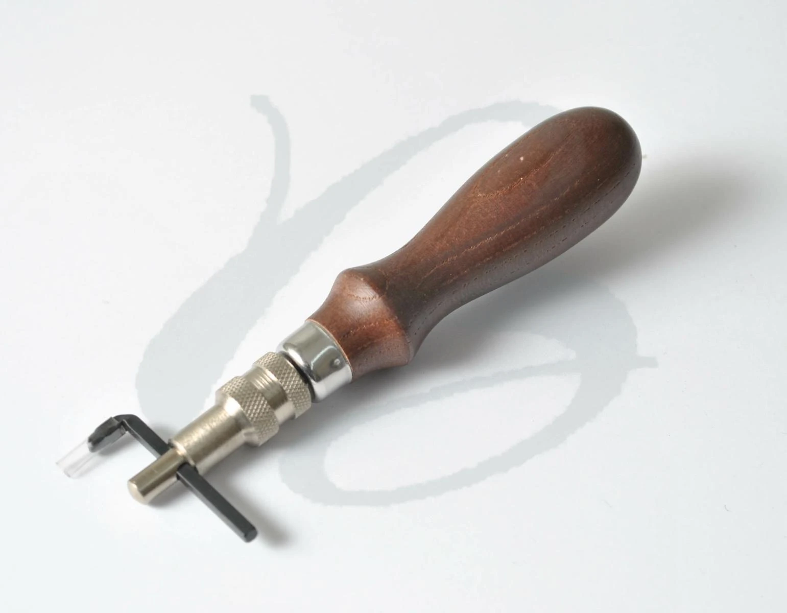 TOOL FOR LEATHER SOLES WITH GUIDE 