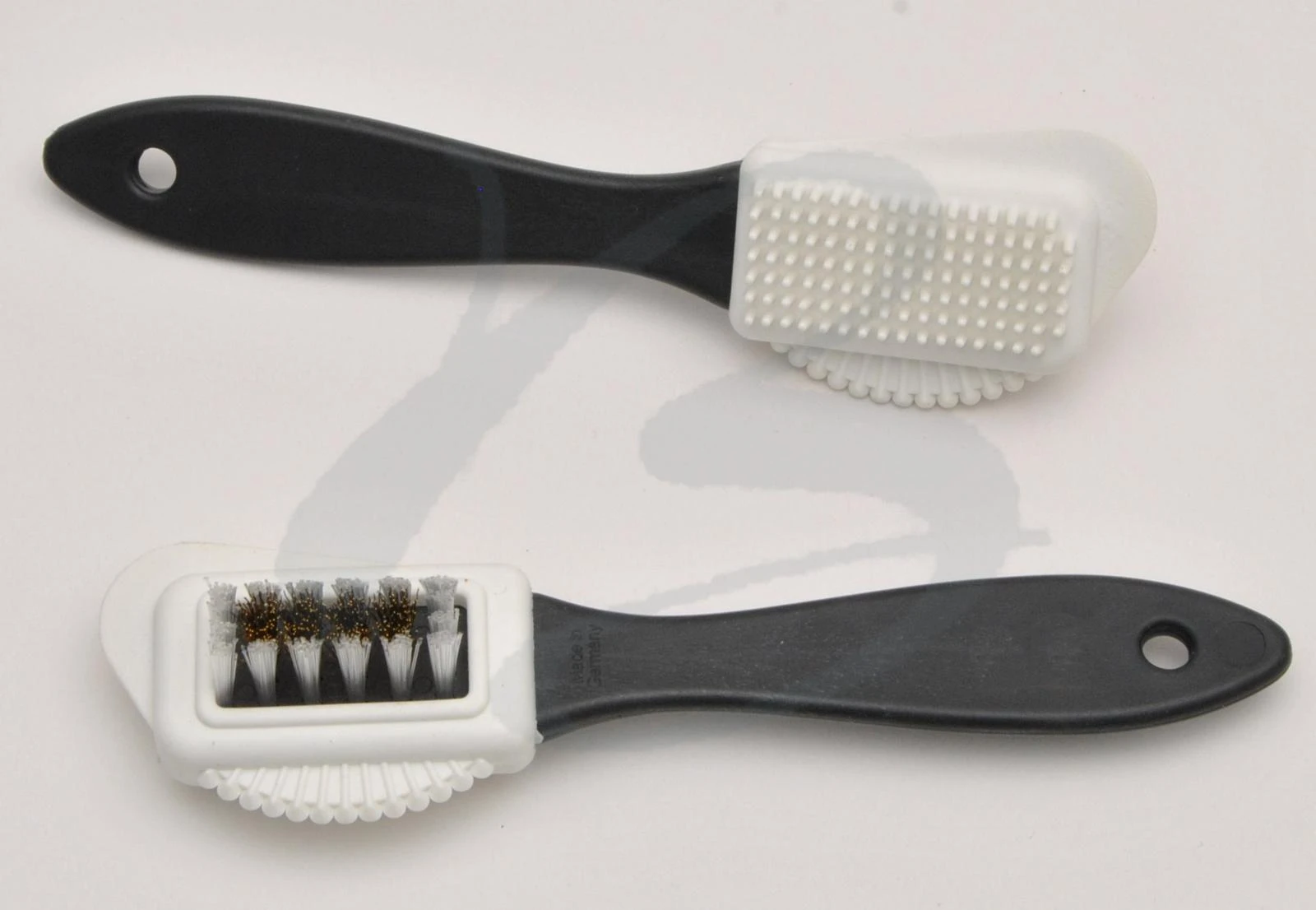 SHOE BRUSH IN RUBBER,NYLON AND BRASS 