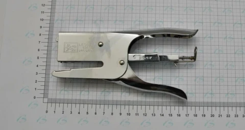 CUCITRICE A PINZA MANUALE TIPO LEONE 638 